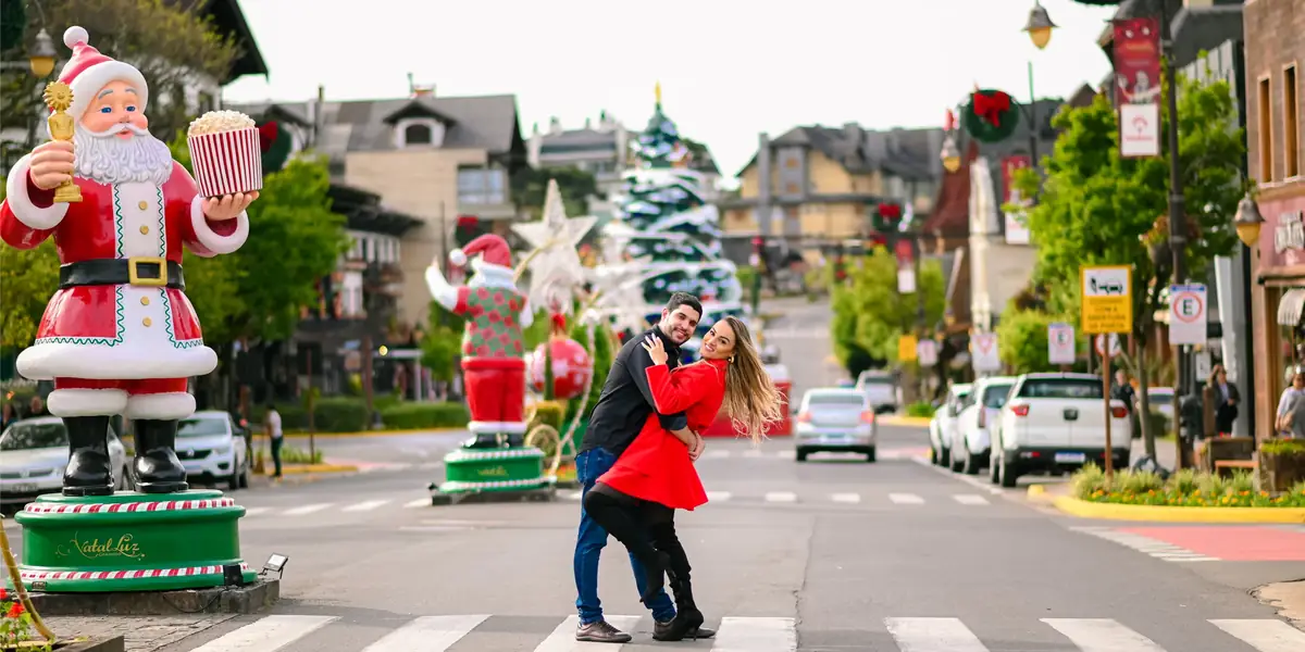Casal em ensaio ao entardecer em Gramado